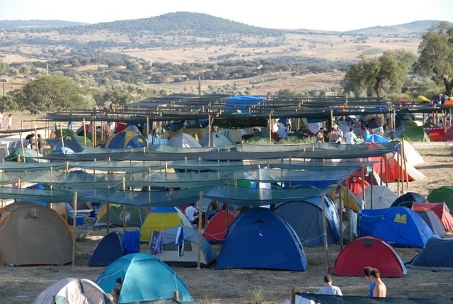 Parque de Campismo do Festival do Crato — tendas e festivaleiros ao amanhecer